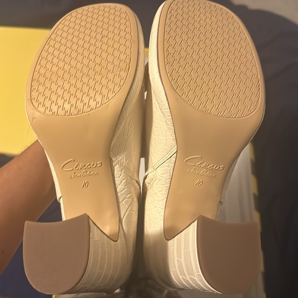 Circus by Sam Edelman Cream crocodile patterned platform boots. Never worn! - Picture 3 of 6